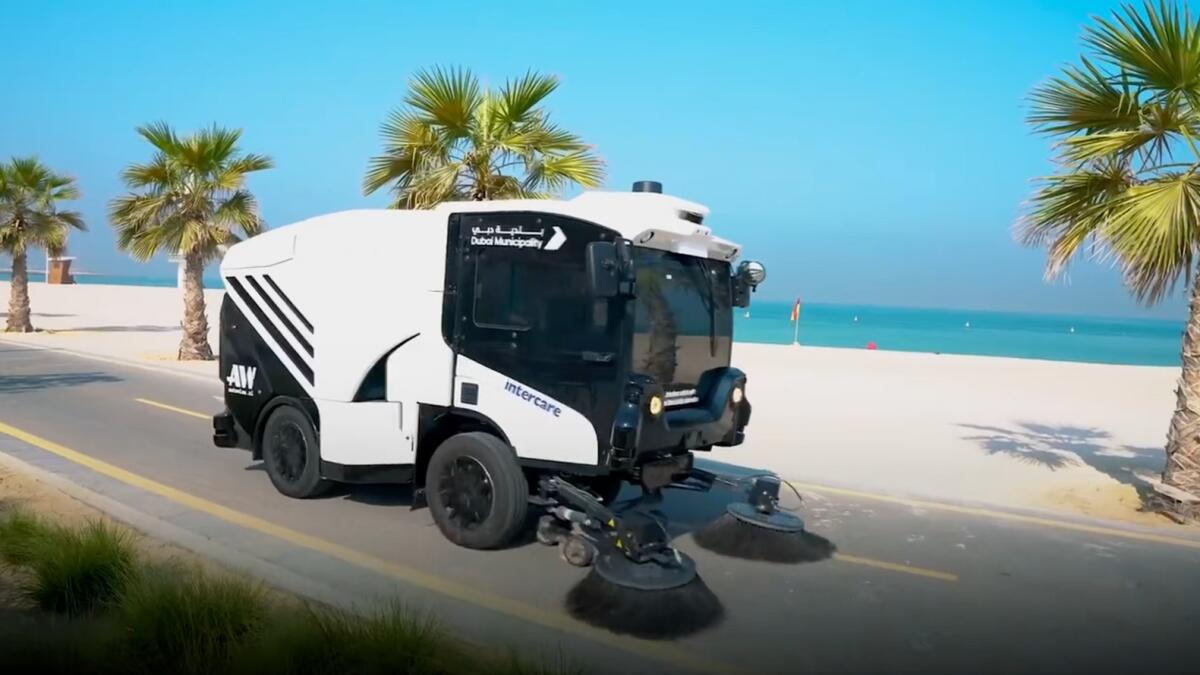 News: Dubai unveils autonomous electric cleaning vehicle for cycling tracks