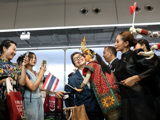 Thailand warmly greets Chinese tourists with VIP treatment through a newly implemented visa-free policy, captured in pictures.