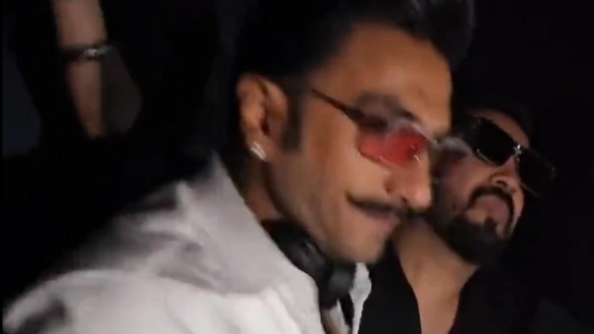 News: Ranveer Singh showcases DJ skills at SRK’s birthday party, dedicates a song to Deepika Padukone.