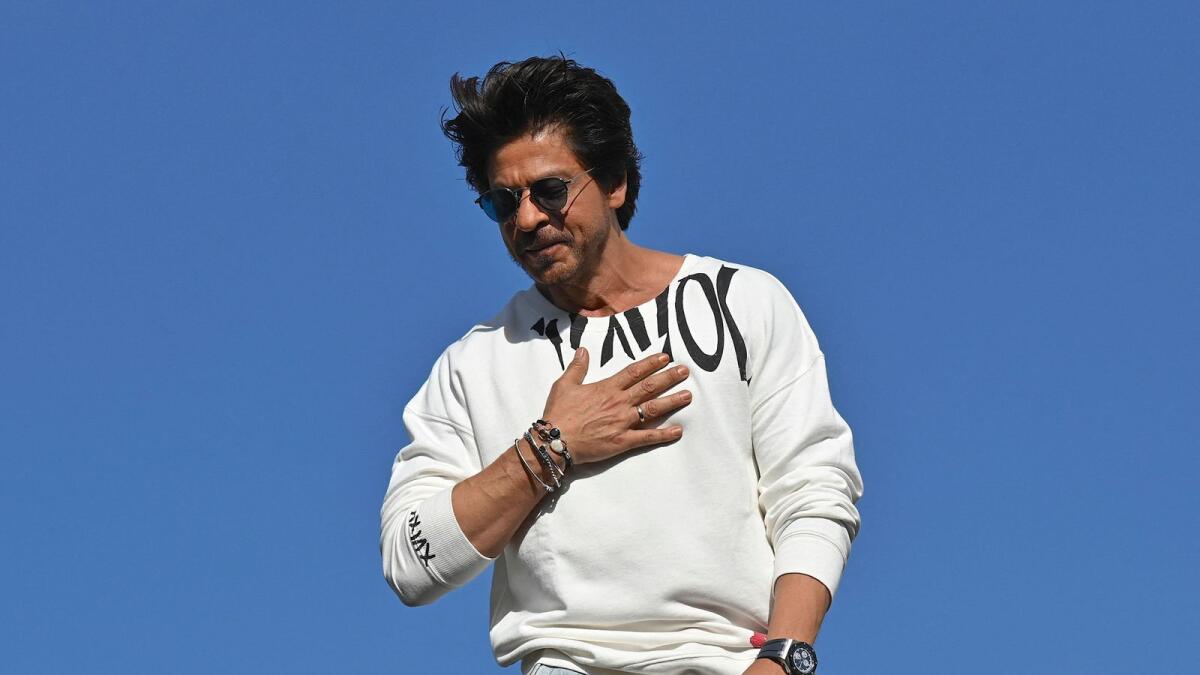 Shah Rukh Khan greets countless fans outside his Mumbai home on the eve of his birthday: “I live in a dream of your love”