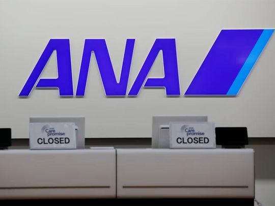 Rephrase the title:Japan’s ANA Boeing 737-800 flight turns back due to cockpit window crack