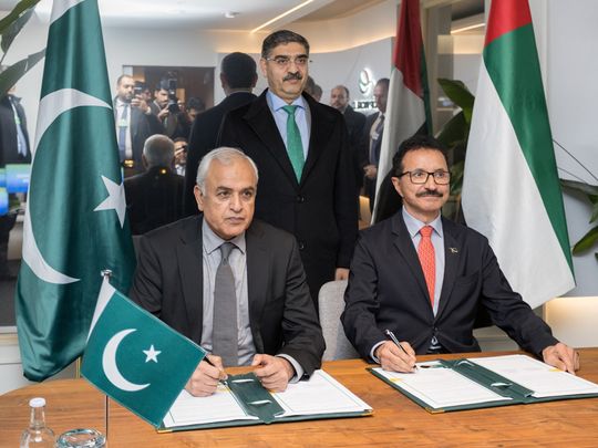 Rephrase the title:Dubai and Pakistan ink pact to cooperate on rail, economic zones projects