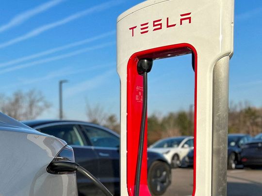 Rephrase the title:Tesla in talks with Reliance for India EV plant, report says