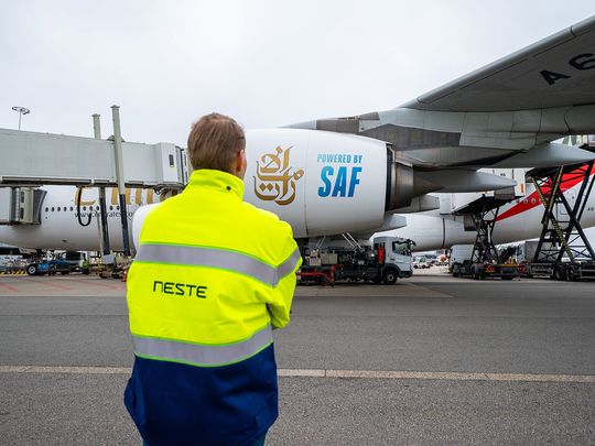 Rephrase the title:Dubai’s Emirates commences use of SAF on flights departing from Amsterdam’s Schiphol Airport